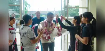 Nolberto Solano recibido como superestrella en Pakistán: entre ramos de flores y elogios de la federación asiática Nolberto Solano recibido como superestrella en Pakistán: entre ramos de flores y elogios de la federación asiática