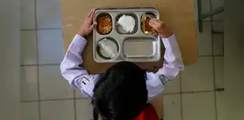 Cerca de 400 personas sufren intoxicación alimentaria tras ingerir comida contaminada en colegios de Indonesia Cerca de 400 personas sufren intoxicación alimentaria tras ingerir comida contaminada en colegios de Indonesia