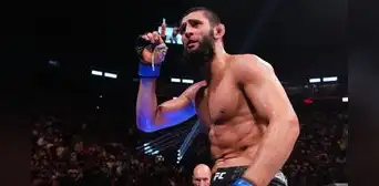 Chimaev derrotó a Du Plessis por la UFC 319: El 'Lobo' se consagró campeón mundial en el peso medio