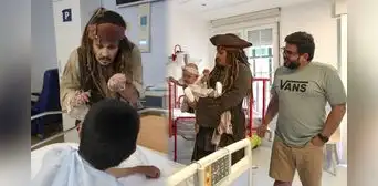 La emotiva visita de Johnny Depp como Jack Sparrow a un hospital oncológico: niños con cáncer volvieron a sonreír junto al actor La emotiva visita de Johnny Depp como Jack Sparrow a un hospital oncológico: niños con cáncer volvieron a sonreír junto al actor