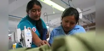 Más de 4,6 millones de mujeres en el Perú están atrapadas en el empleo precario
