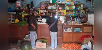 ¿Quién cuida a las bodegas? 3.000 cerraron pese a que mueven el 75% de las compras ¿Quién cuida a las bodegas? 3.000 cerraron pese a que mueven el 75% de las compras