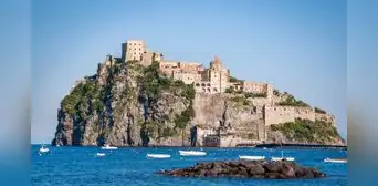 Esta es la isla que quedó sumergida tras una explosión volcánica y hoy vive del turismo: tiene más de 2000 años Esta es la isla que quedó sumergida tras una explosión volcánica y hoy vive del turismo: tiene más de 2000 años