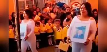 Mamá lleva la foto de su hijo fallecido para recibir el diploma de su escuela en día de su graduación Mamá lleva la foto de su hijo fallecido para recibir el diploma de su escuela en día de su graduación