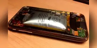La batería de mi smartphone se ha hinchado: ¿por qué sucede esto y qué tan peligroso es? La batería de mi smartphone se ha hinchado: ¿por qué sucede esto y qué tan peligroso es?