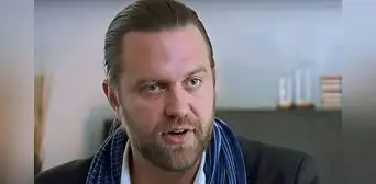 De genio a estafador: Carl Rinsch convenció a Netflix con una serie falsa, malgastó millones y hoy enfrenta 50 años de prisión De genio a estafador: Carl Rinsch convenció a Netflix con una serie falsa, malgastó millones y hoy enfrenta 50 años de prisión
