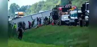 Bus turístico se estrella y deja varios muertos tras volver de las cataratas del Niagara a Nueva York: un niño entre los fallecidos Bus turístico se estrella y deja varios muertos tras volver de las cataratas del Niagara a Nueva York: un niño entre los fallecidos