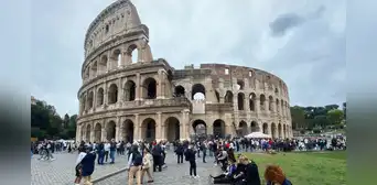Una guía muere frente a turistas cuando dirigía una excursión por el Coliseo romano: habría sufrido golpe de calor Una guía muere frente a turistas cuando dirigía una excursión por el Coliseo romano: habría sufrido golpe de calor