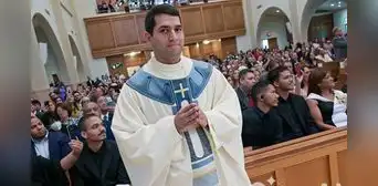 Sacerdote venezolano es arrestado por migración en aeropuerto de EE. UU. pese a contar con visa religiosa vigente Sacerdote venezolano es arrestado por migración en aeropuerto de EE. UU. pese a contar con visa religiosa vigente