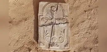 Arqueólogos descubren una cruz cristiana en Abu Dabi que revelan que unas casas de hace 1.400 años eran habitadas por cristianos