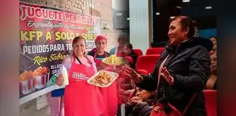 Peruana lidera olla común en Ate que brinda ayuda a personas de Huaycán y por las noches vende pollo frito inspirado en KFC Peruana lidera olla común en Ate que brinda ayuda a personas de Huaycán y por las noches vende pollo frito inspirado en KFC