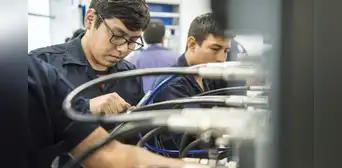 Demanda de carreras técnicas podrían igualar a las universitarias en 10 años, según experto: técnicos pueden ganar hasta 4 veces más