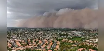 Gigantesca tormenta de polvo en EEUU obliga a cancelar vuelos y deja a más 10.000 personas sin luz Gigantesca tormenta de polvo en EEUU obliga a cancelar vuelos y deja a más 10.000 personas sin luz