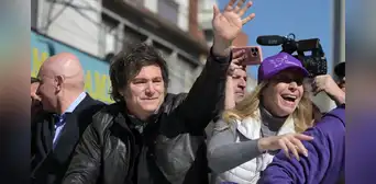 Evacúan a Javier Milei tras ataque a su caravana con piedras y botellas durante un acto de campaña en Argentina