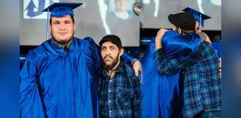 El conmovedor gesto de un estudiante a su padre con cáncer terminal: adelantó su graduación dos años para que pueda asistir El conmovedor gesto de un estudiante a su padre con cáncer terminal: adelantó su graduación dos años para que pueda asistir