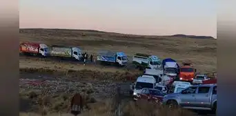 Puno: encapuchados detienen 20 vehículos, asaltan a 50 pasajeros y fugan a Bolivia