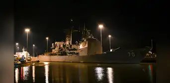 Buque lanzamisiles enviado por Estados Unidos en despliegue a las costas de Venezuela cruza el canal de Panamá
