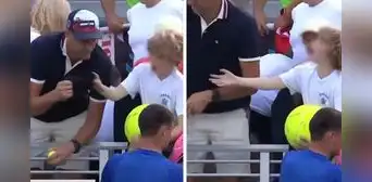 Tenista regala gorra a niño en el US Open, pero adulto se la quita y desata indignación en redes sociales