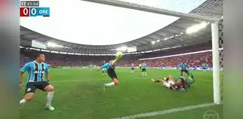¡Reflejos de samurái! Erick Noriega y la gran patada debajo de la línea para salvar a Gremio ante Flamengo ¡Reflejos de samurái! Erick Noriega y la gran patada debajo de la línea para salvar a Gremio ante Flamengo