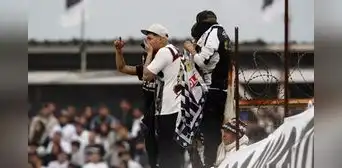 Hincha de Colo Colo muere tras caer de tribuna en Estadio Monumental previo a clásico contra la U. de Chile Hincha de Colo Colo muere tras caer de tribuna en Estadio Monumental previo a clásico contra la U. de Chile