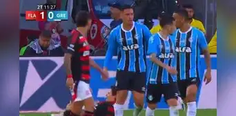 Erick Noriega no se achicó en su debut por el Brasileirao y 'guapeó' a estrella de Flamengo: le gritó en el suelo Erick Noriega no se achicó en su debut por el Brasileirao y 'guapeó' a estrella de Flamengo: le gritó en el suelo