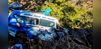 Dos personas fallecen y nueve resultan heridas tras despiste de minivan en La Libertad Dos personas fallecen y nueve resultan heridas tras despiste de minivan en La Libertad