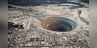 Mir, la megamina que rescató económicamente a Rusia tras la Segunda Guerra Mundial, produciendo 2.000 kilos de diamantes al año Mir, la megamina que rescató económicamente a Rusia tras la Segunda Guerra Mundial, produciendo 2.000 kilos de diamantes al año
