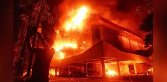 Masivas protestas que dejan 6 muertos y 20 desaparecidos en Indonesia obliga a cancelar aumento de congresistas