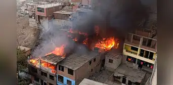 Incendio de gran magnitud afecta tres viviendas en Comas: al menos cinco unidades de bomberos atienden siniestro