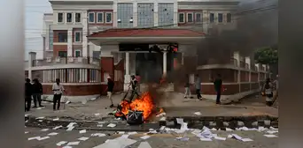 Muere esposa de ex primer ministro de Nepal tras incendio en su casa provocado por manifestantes Muere esposa de ex primer ministro de Nepal tras incendio en su casa provocado por manifestantes