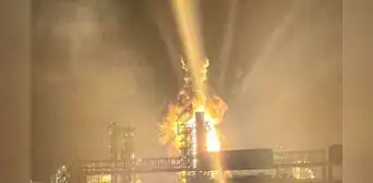 Ucrania ataca con drones la refinería de Kirishi y provoca incendio en una de las mayores plantas de Rusia Ucrania ataca con drones la refinería de Kirishi y provoca incendio en una de las mayores plantas de Rusia