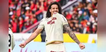 Universitario derrotó 1-2 a FBC Melgar en Arequipa y recuperó la punta del Torneo Clausura. Universitario derrotó 1-2 a FBC Melgar en Arequipa y recuperó la punta del Torneo Clausura.