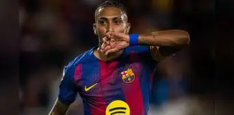 El FC Barcelona goleó al Valencia y le pisa los talones al líder Real Madrid.