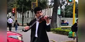 Joven violinista peruano convierte el tráfico de Lima en su escenario ante la falta de empleo: "Mis padres estaban bastante agotados"