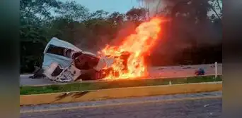 México: camión de carga se vuelca en carretera, golpea a dos autos y provoca la muerte de 15 personas