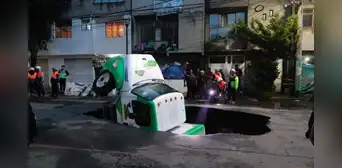 Pavimento "debora" a un camión de gaseosas tras caer en un gigantesco hueco de 8 metros en plena Ciudad de México