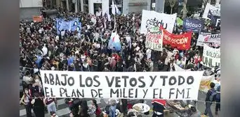 Médicos, jubilados y estudiantes marchan en Argentina contra Milei mientras el Congreso bloquea sus vetos