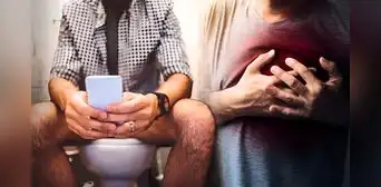 Especialistas revela los peligros para la salud de usar el celular en el baño: "Podría llevar, en casos muy extremos, a la muerte" Especialistas revela los peligros para la salud de usar el celular en el baño: "Podría llevar, en casos muy extremos, a la muerte"