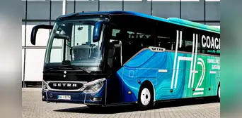 El gran autobús de lujo que mide más de 13 metros, pesa más de 24 toneladas y no necesita gasolina para funcionar El gran autobús de lujo que mide más de 13 metros, pesa más de 24 toneladas y no necesita gasolina para funcionar