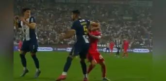 Alianza Lima se queda con 10: Carlos Zambrano vio la roja tras fuerte codazo a jugador de la U. de Chile Alianza Lima se queda con 10: Carlos Zambrano vio la roja tras fuerte codazo a jugador de la U. de Chile
