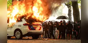Protesta antinmigración en Países Bajos causa graves disturbios, patrullas incendiadas y ataques a sede en La Haya