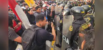 Marcha contra Boluarte y el Congreso: PNP reprime a manifestantes con bombas lacrimógenas en Plaza San Martín Marcha contra Boluarte y el Congreso: PNP reprime a manifestantes con bombas lacrimógenas en Plaza San Martín