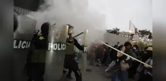 Policía se enfrenta a manifestantes de la marcha contra Boluarte y Congreso entre Jirón de la Unión y Ocoña Policía se enfrenta a manifestantes de la marcha contra Boluarte y Congreso entre Jirón de la Unión y Ocoña