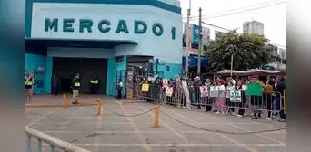 Más de cien comerciantes del Mercado N° 1 realiza plantón para exigir su reapertura en Surquillo: "Se tiene que cumplir" Más de cien comerciantes del Mercado N° 1 realiza plantón para exigir su reapertura en Surquillo: "Se tiene que cumplir"