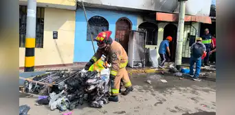 Comerciante pierde su mercadería tras voraz incendio en puesto de ventas en Trujillo Comerciante pierde su mercadería tras voraz incendio en puesto de ventas en Trujillo