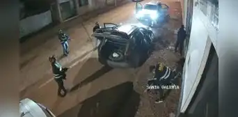 Falsos policías armados intentan asaltar casa de jóvenes en Juliaca: cámaras captaron el crimen Falsos policías armados intentan asaltar casa de jóvenes en Juliaca: cámaras captaron el crimen