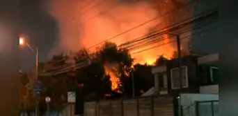 Hinchas de U. de Chile realizan banderazo que termina en incendio previo a duelo contra Alianza Lima Hinchas de U. de Chile realizan banderazo que termina en incendio previo a duelo contra Alianza Lima
