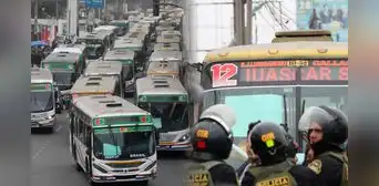 Transportistas de San Juan de Lurigancho movilizan sus buses hacia el Congreso en protesta por ataques extorsivos
