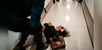Agente del ICE empuja a una mujer contra una pared y la tira al suelo en tribunal de inmigración de Nueva York Agente del ICE empuja a una mujer contra una pared y la tira al suelo en tribunal de inmigración de Nueva York