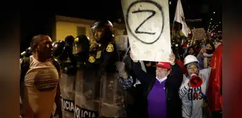 Manifestantes llegan a los exteriores del Congreso: colectivos y estudiantes de San Marcos alzan su voz de protesta Manifestantes llegan a los exteriores del Congreso: colectivos y estudiantes de San Marcos alzan su voz de protesta